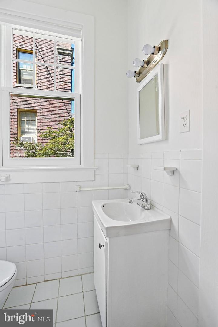 3018 Porter St Nw #201 Property Photo 28