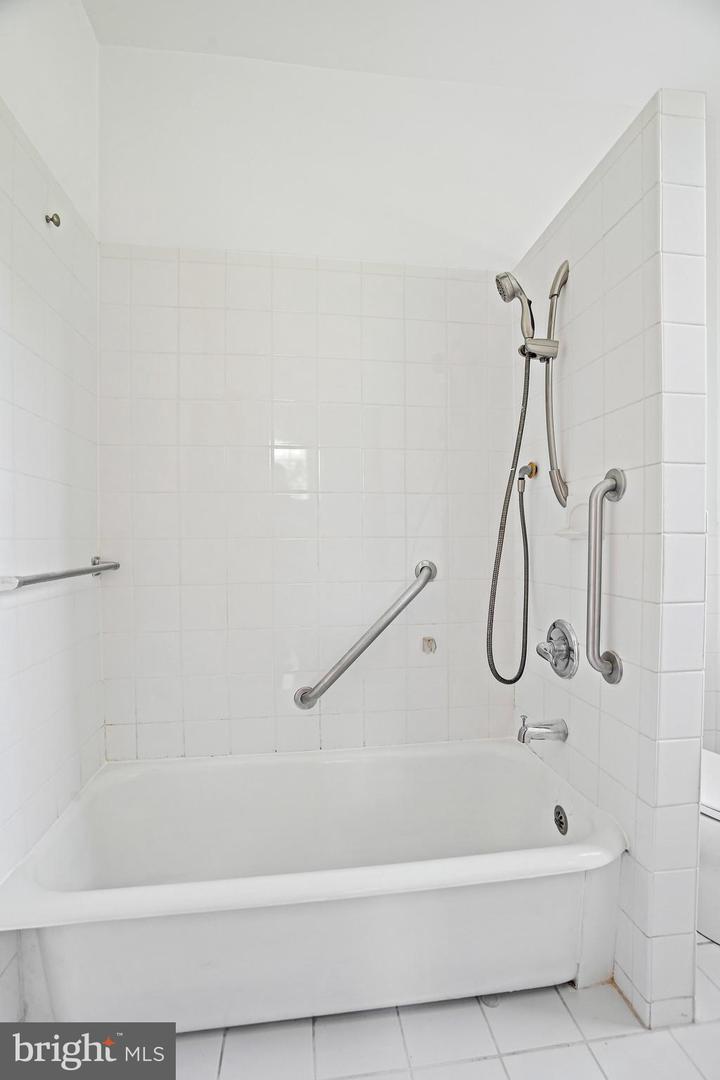 3018 Porter St Nw #201 Property Photo 30