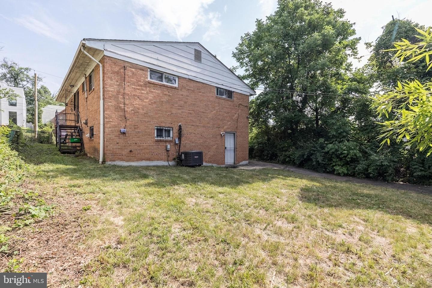 2213 Evarts St Ne Property Photo 4