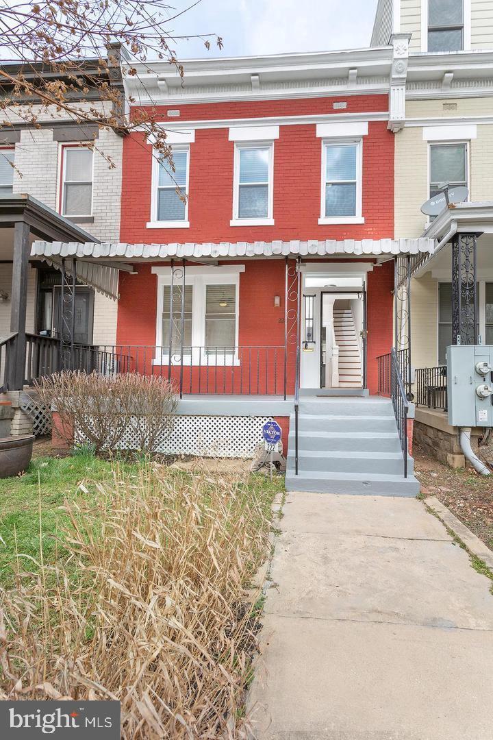 222 R ST NE Property Photo 1