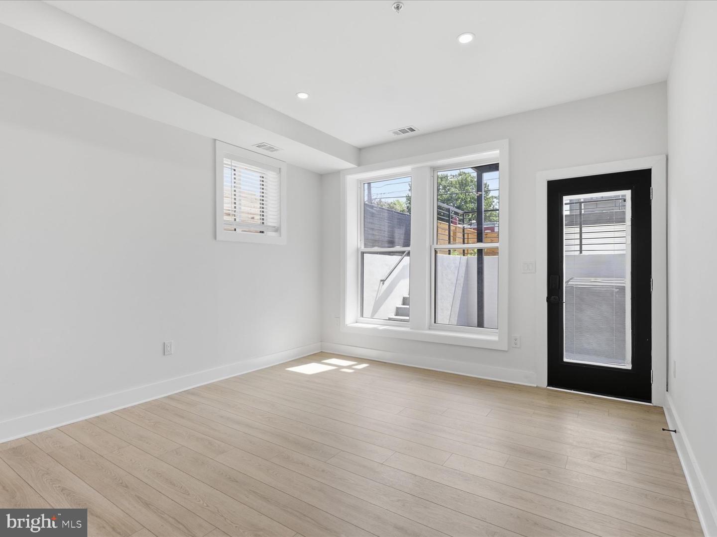 616 Kenyon St Nw Property Photo 9
