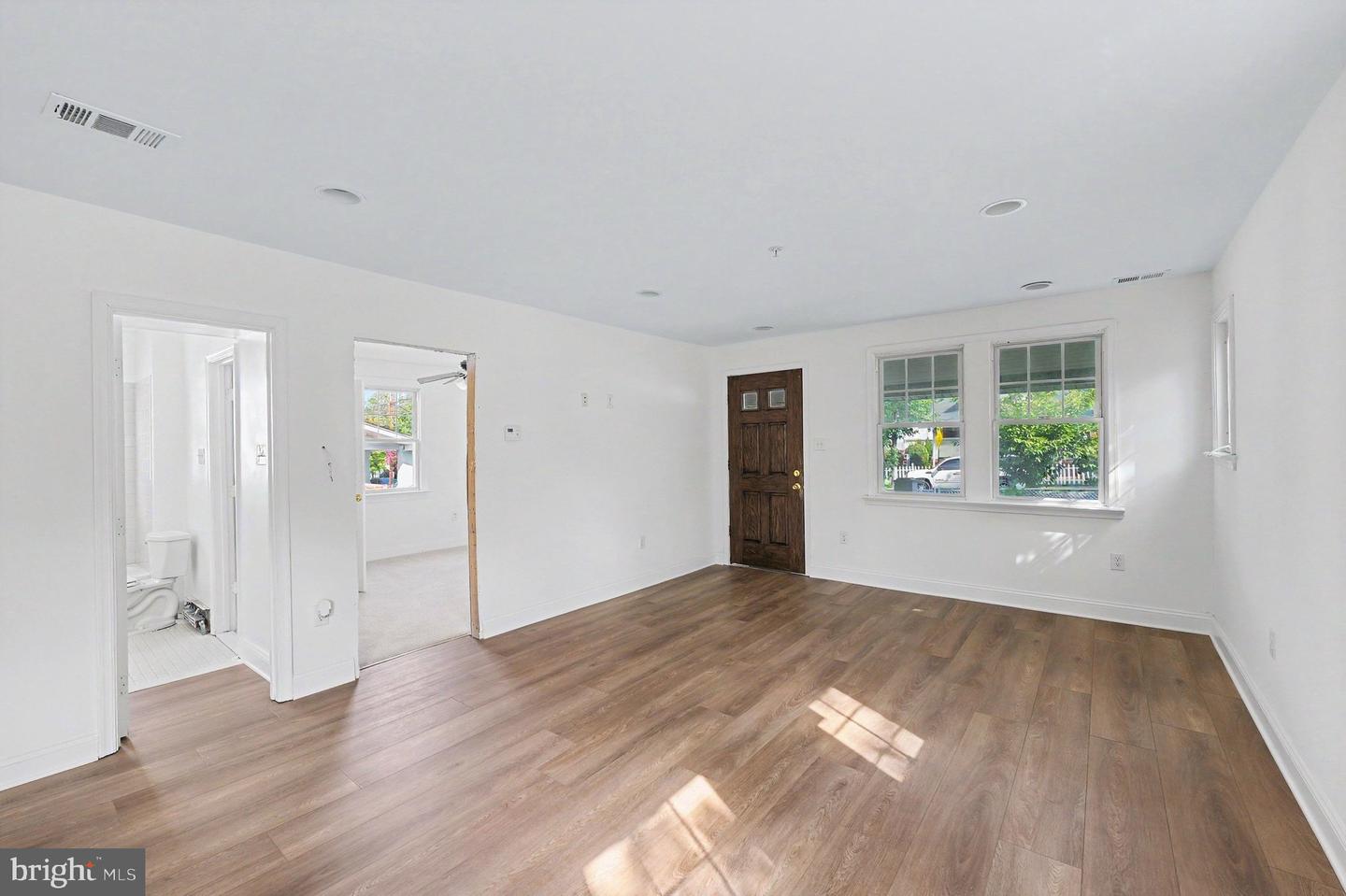 3047 Douglas St Ne Property Photo 5
