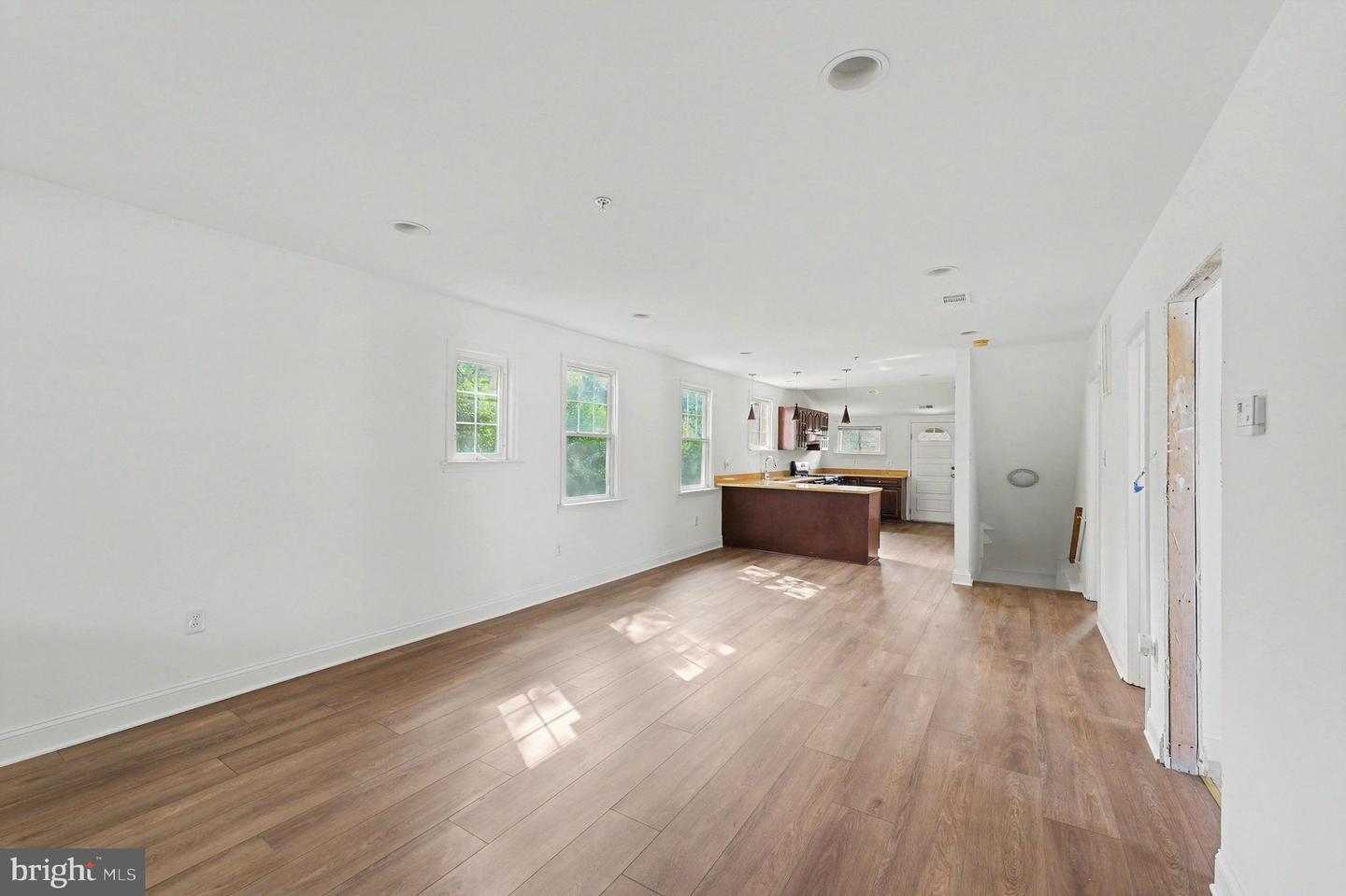 3047 Douglas St Ne Property Photo 6