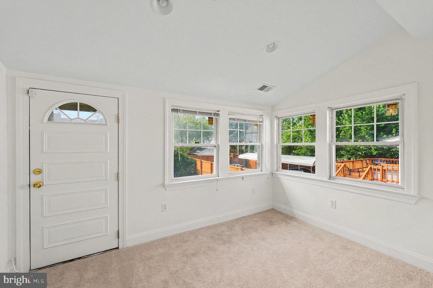 3047 Douglas St Ne Property Photo 9