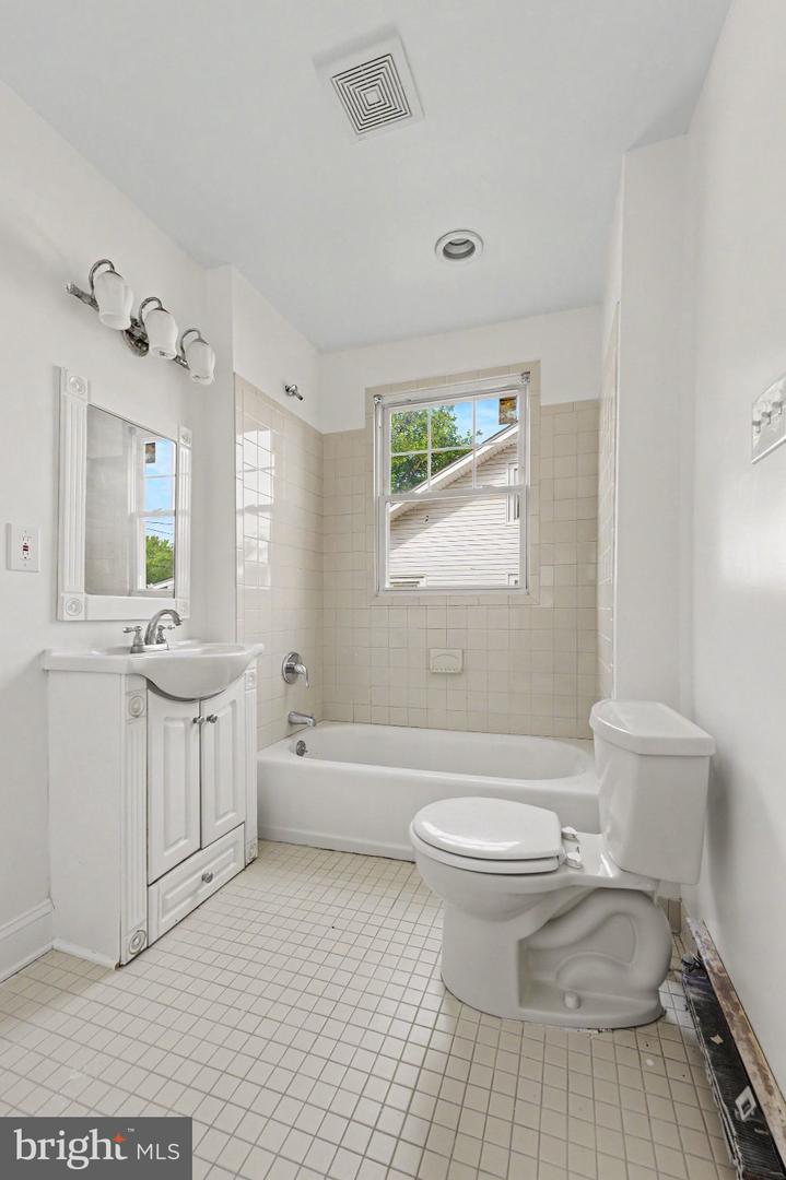 3047 Douglas St Ne Property Photo 13