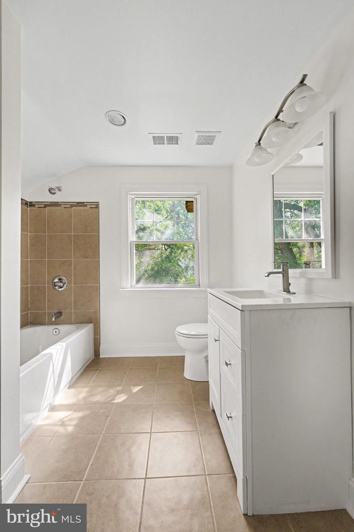 3047 Douglas St Ne Property Photo 16