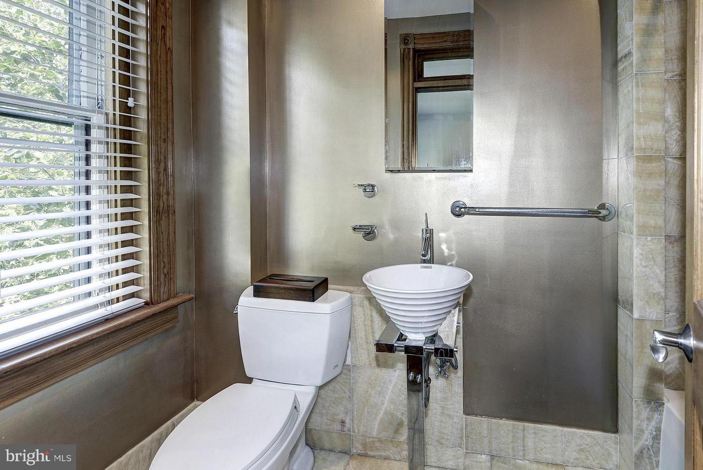 2712 P Nw #a Property Photo 20