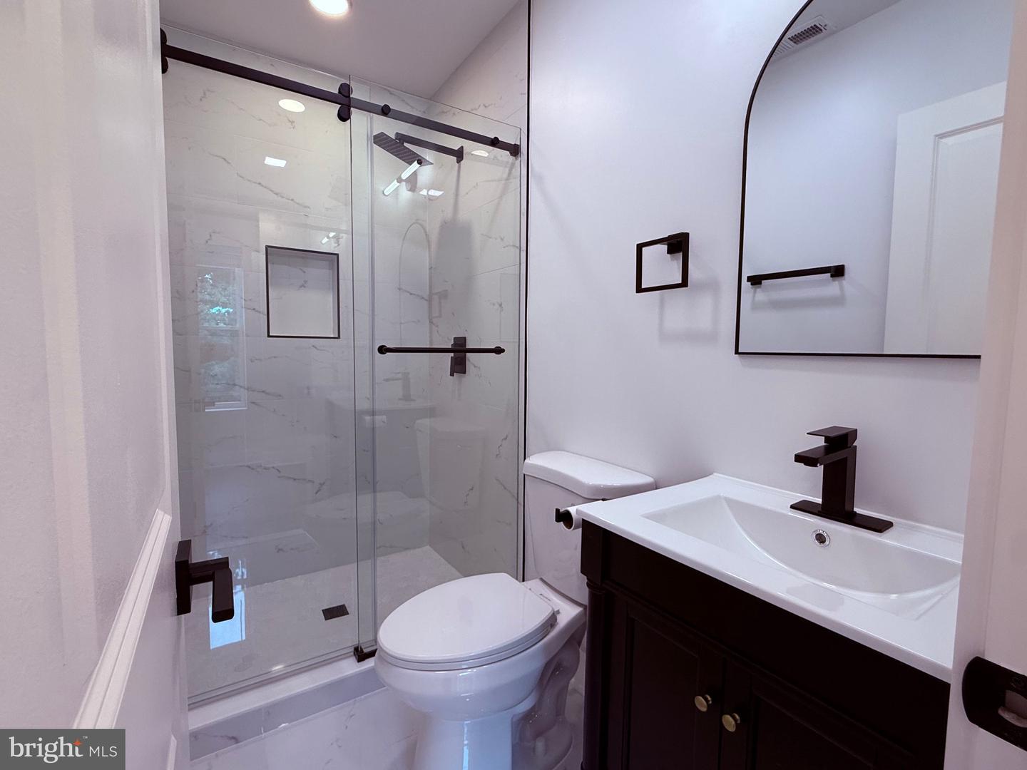 821 4th St Ne #b Property Photo 4