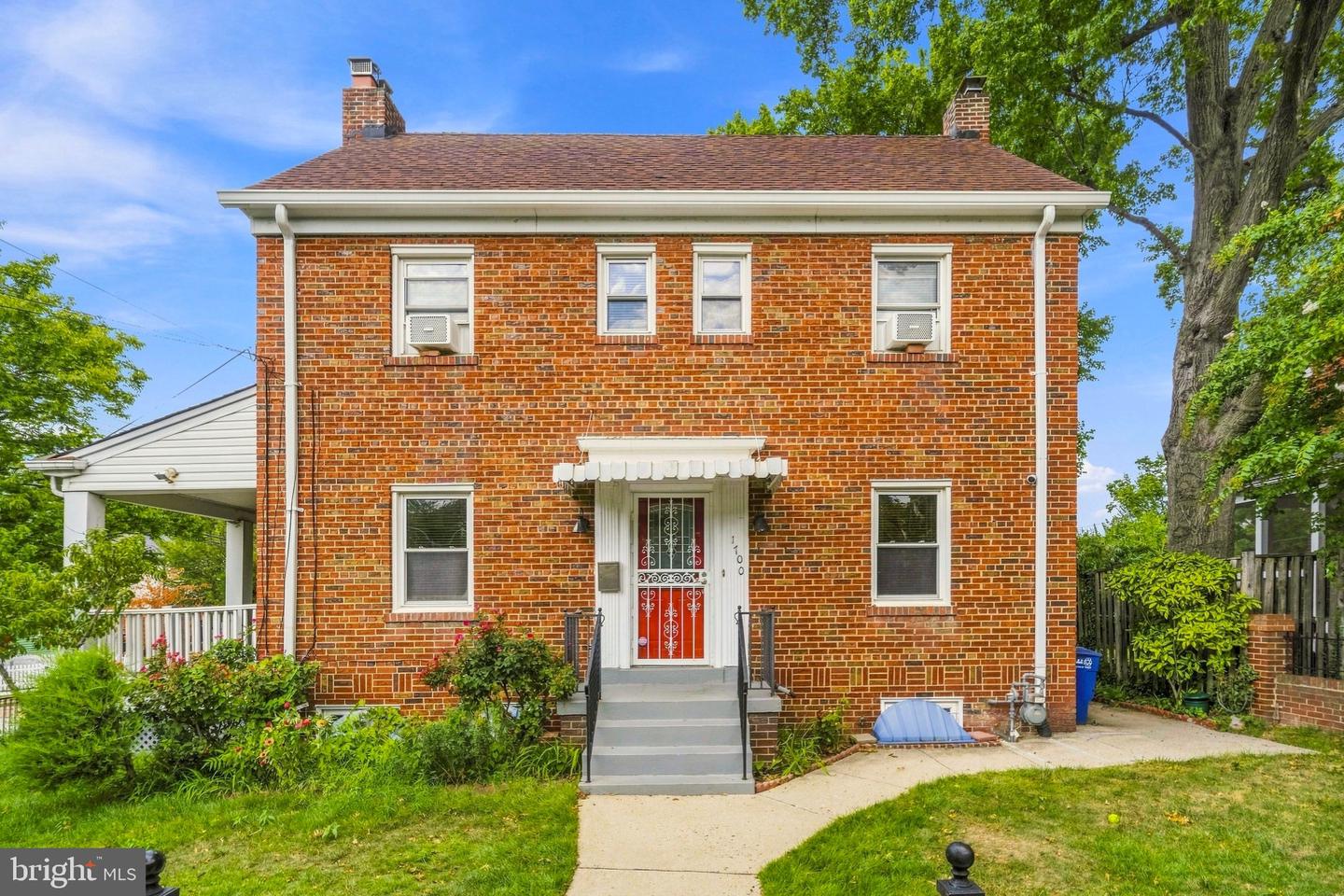 1700 DOUGLAS ST NE Property Photo 1