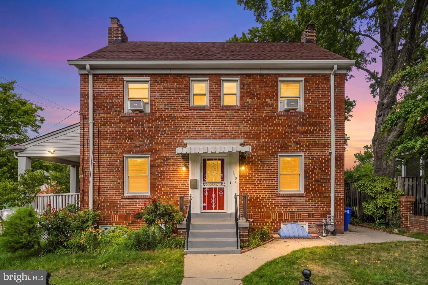 1700 Douglas St Ne Property Photo 2
