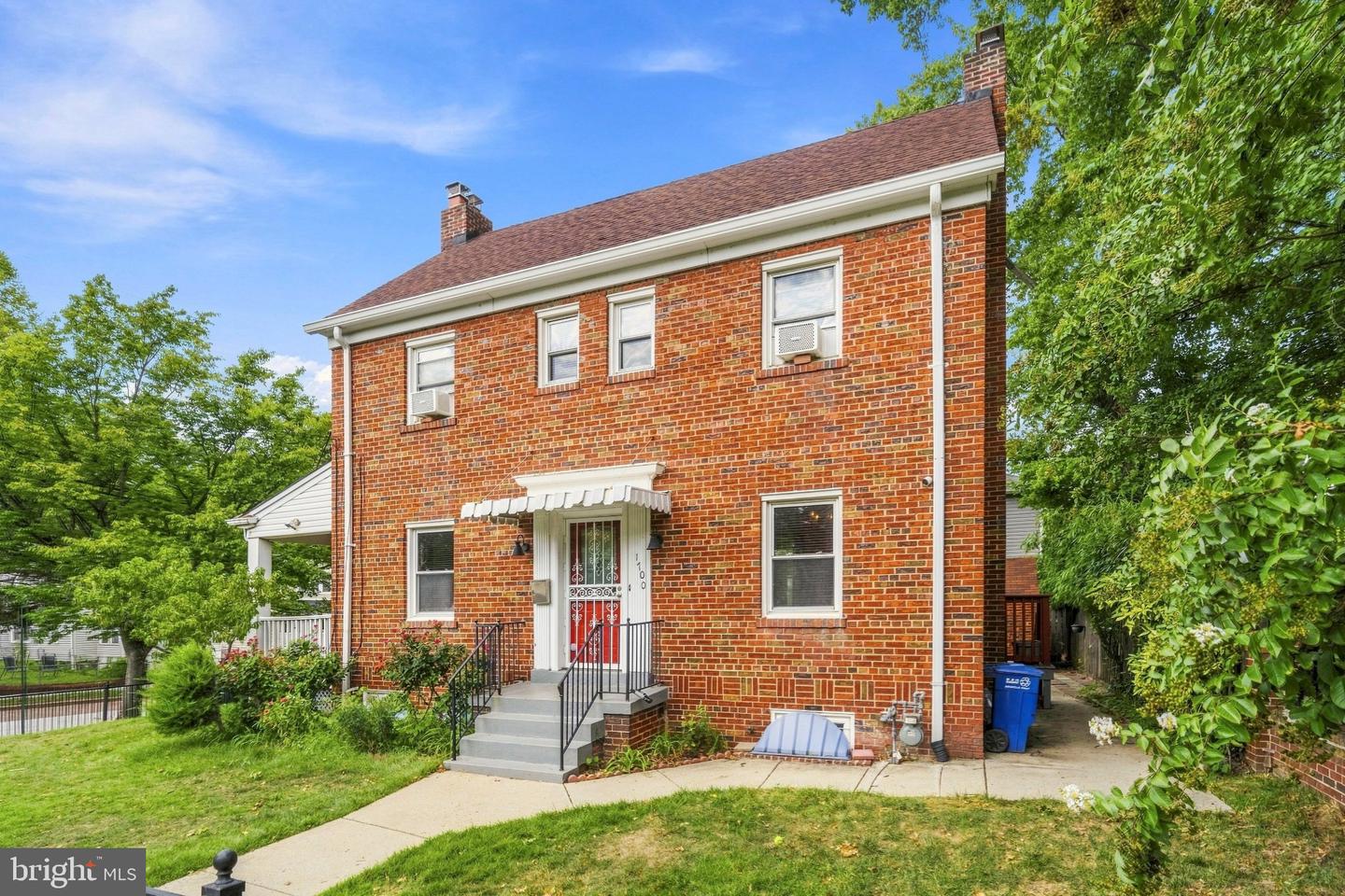 1700 Douglas St Ne Property Photo 4