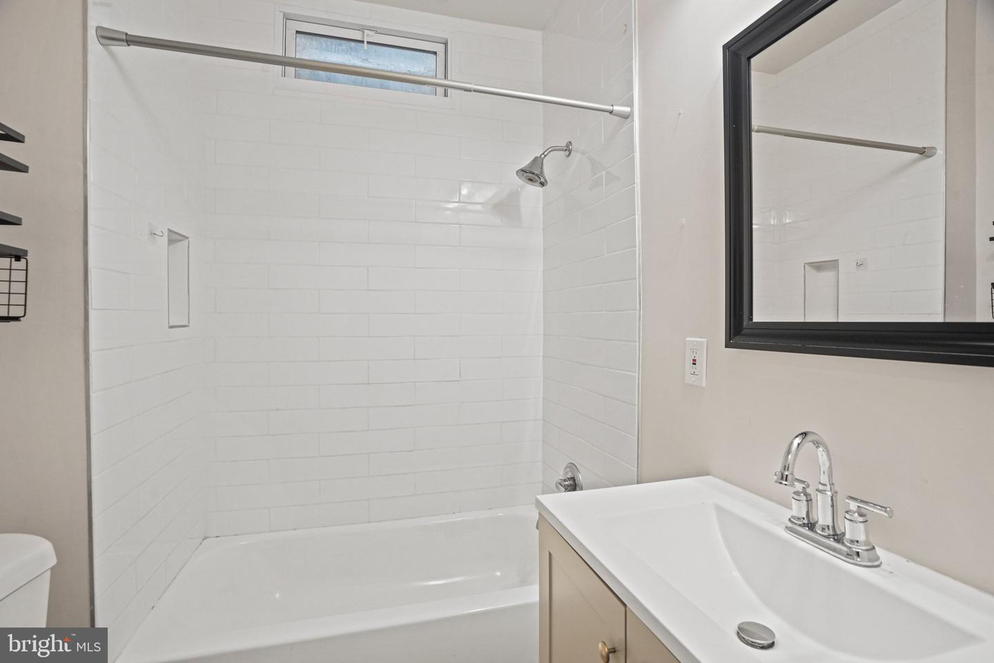 1111 Queen St Ne #2 Property Photo 4