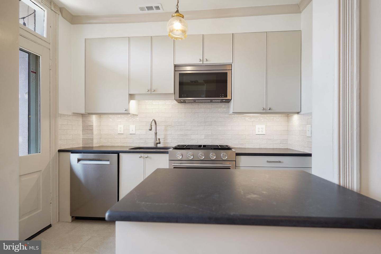 405 Constitution Ave Ne #a Property Photo 7