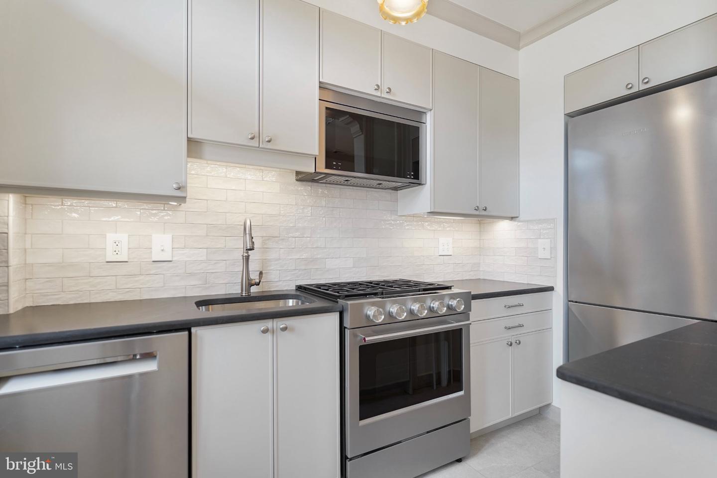 405 Constitution Ave Ne #a Property Photo 8