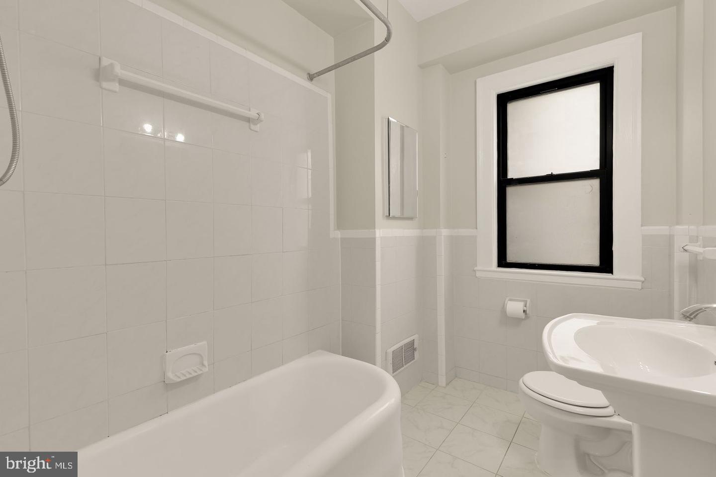 1613 Harvard St Nw #215 Property Photo 15