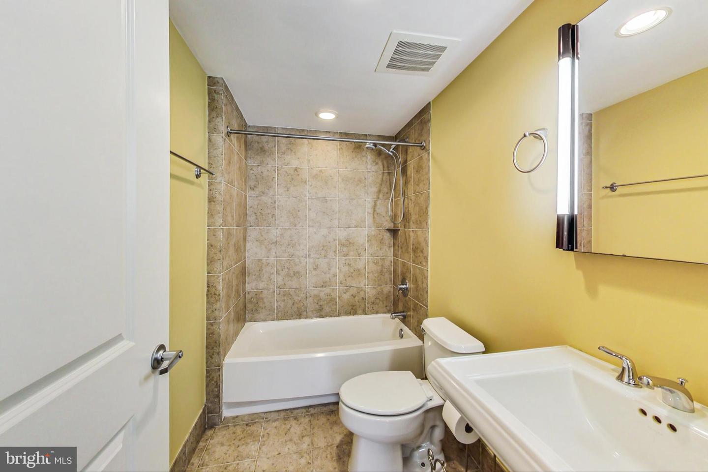 2301 Champlain St Nw #t04 Property Photo 21