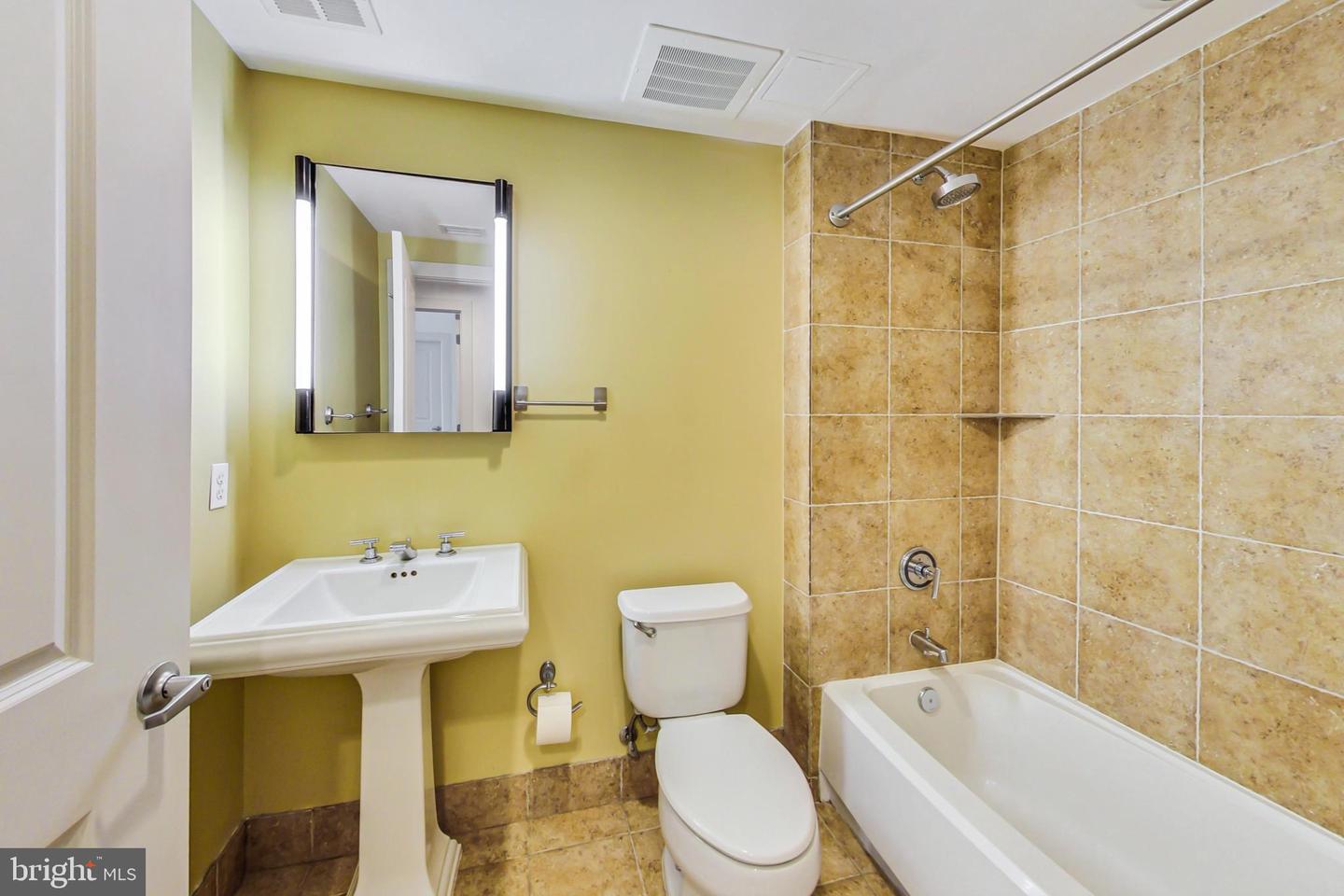 2301 Champlain St Nw #t04 Property Photo 28