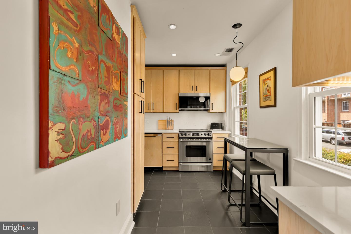 1672 Beekman Pl Nw #b Property Photo 4