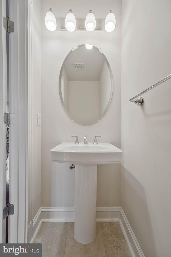 1333 Constitution Ave Ne #b Property Photo 7