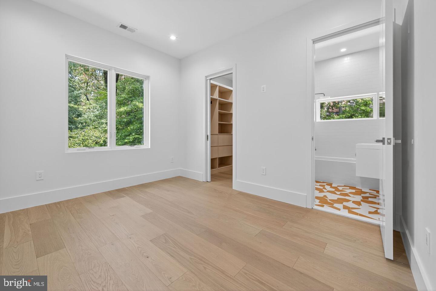 4509 Foxhall Cres Nw Property Photo 24
