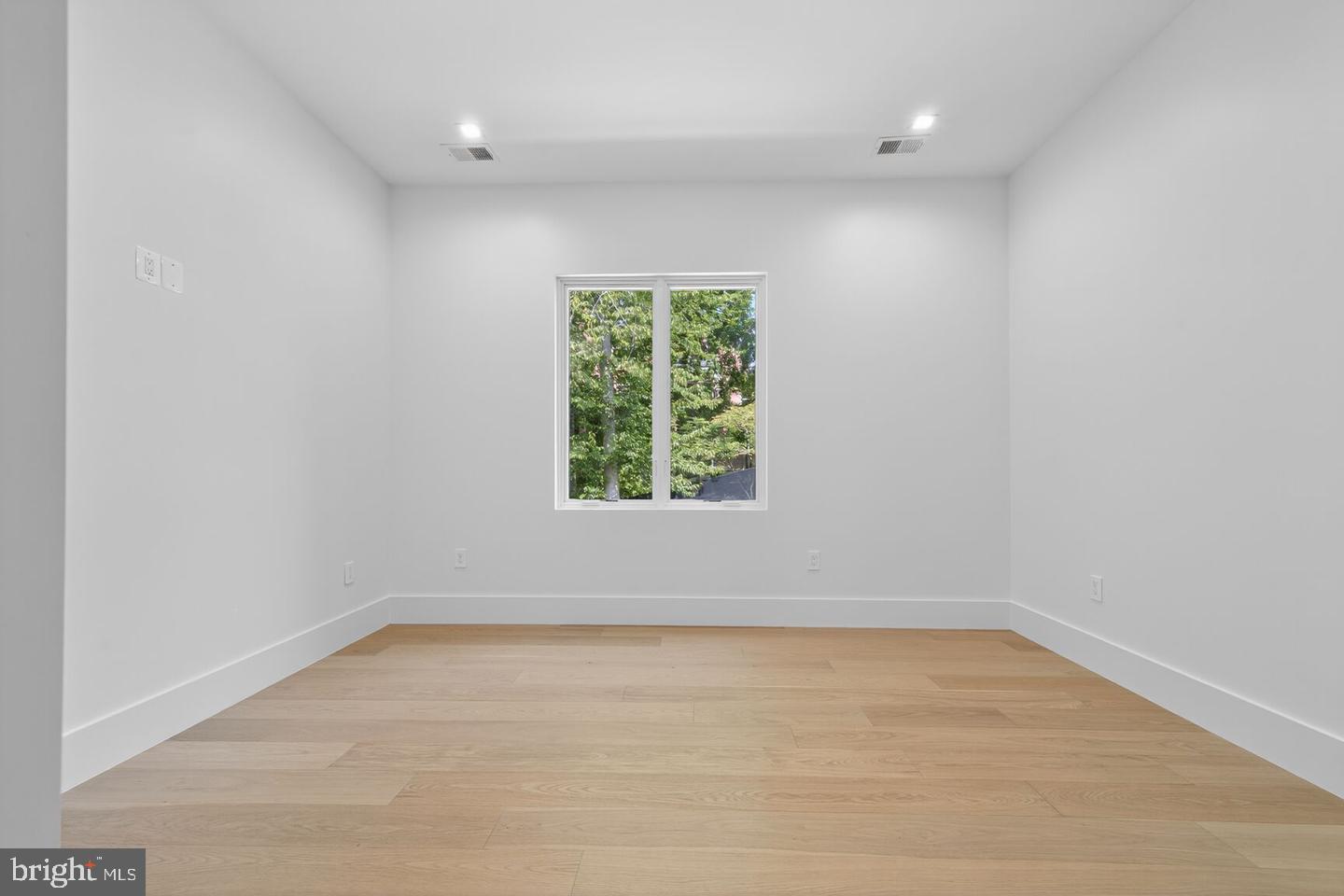 4509 Foxhall Cres Nw Property Photo 27