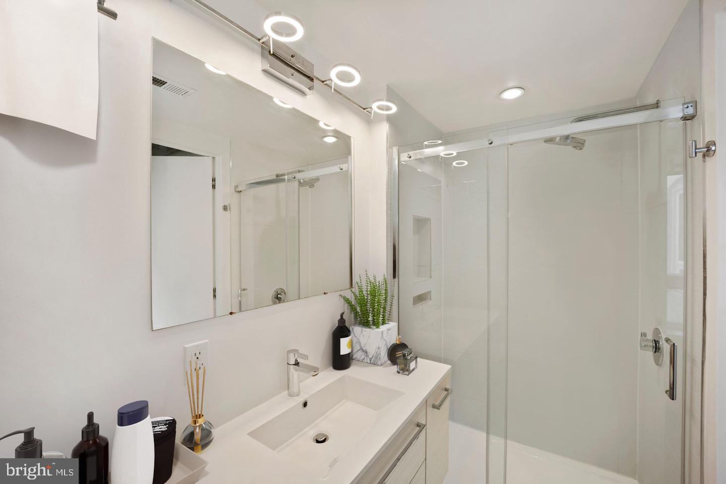 2422 17th St Nw #206 Property Photo 4