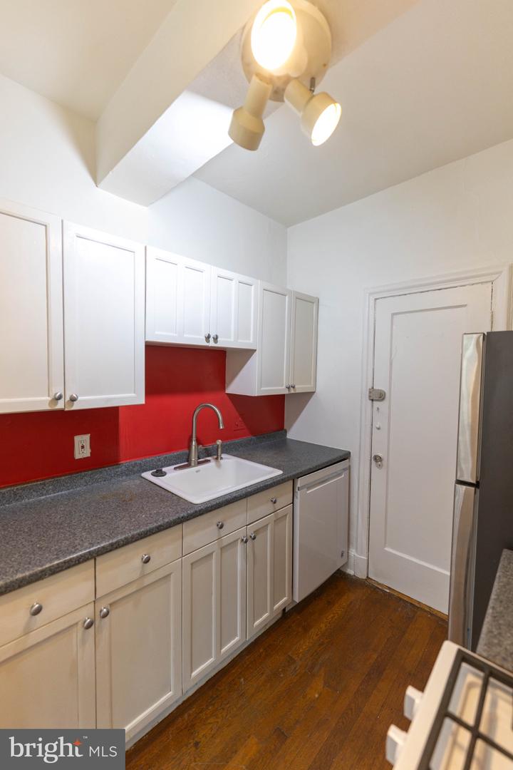 2032 Belmont Rd Nw #221 Property Photo 4