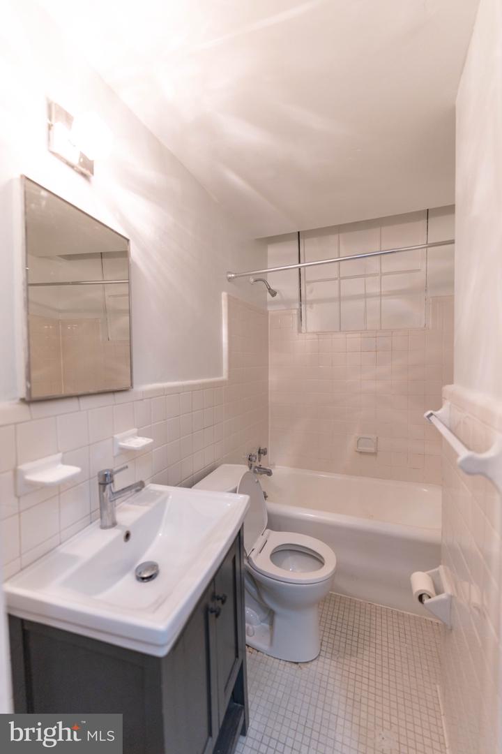 2032 Belmont Rd Nw #221 Property Photo 15