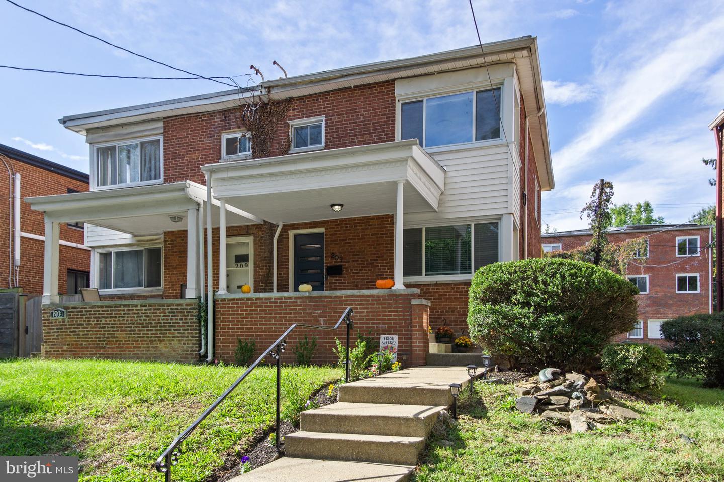 207 HAWAII AVE NE Property Photo 1