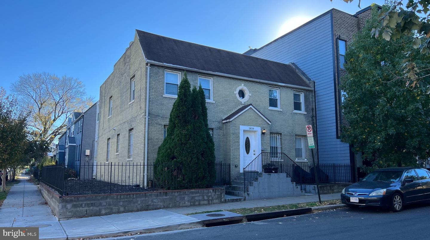 1819 D ST NE Property Photo 1