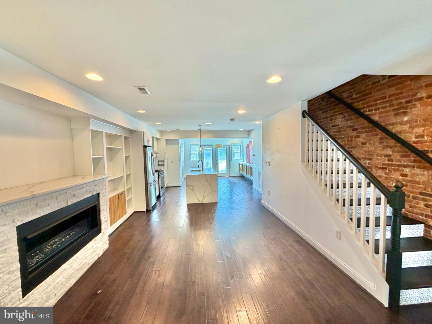 918 Hamilton St Nw Property Photo 3