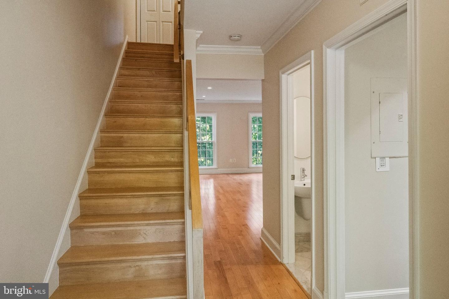 3217 Sutton Pl Nw #b Property Photo 3
