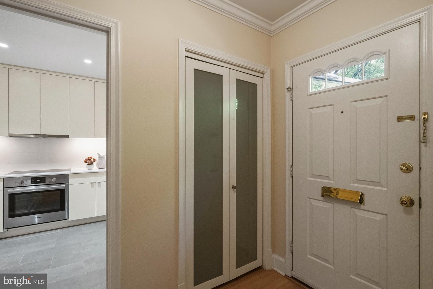 3217 Sutton Pl Nw #b Property Photo 4