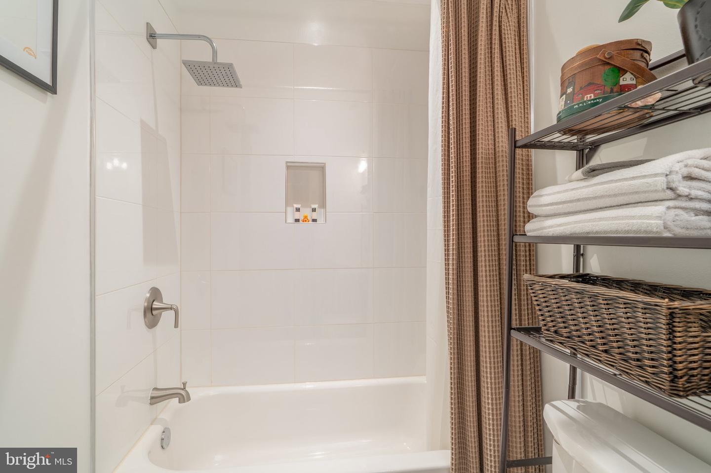 2464 Ontario Rd Nw #1 Property Photo 17