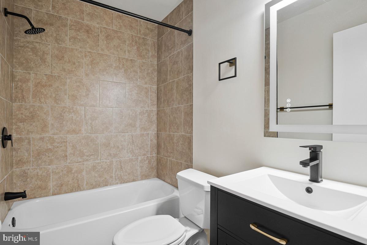 1229 Delafield Pl Ne Property Photo 23