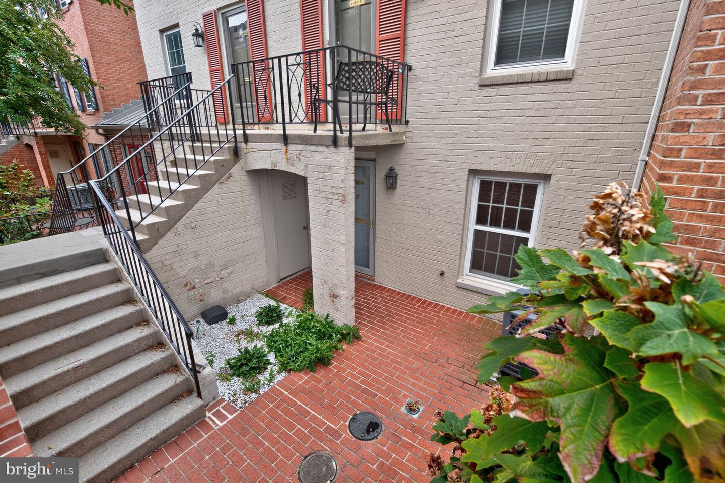 1636 Beekman Pl Nw #d Property Photo 3