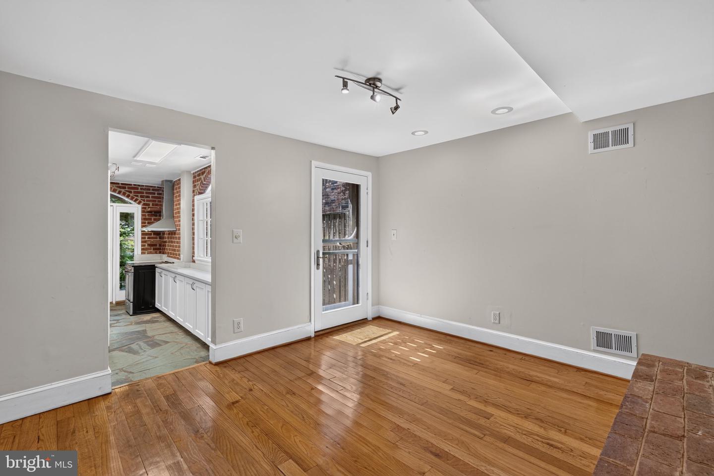 1225 E St Se Property Photo 5