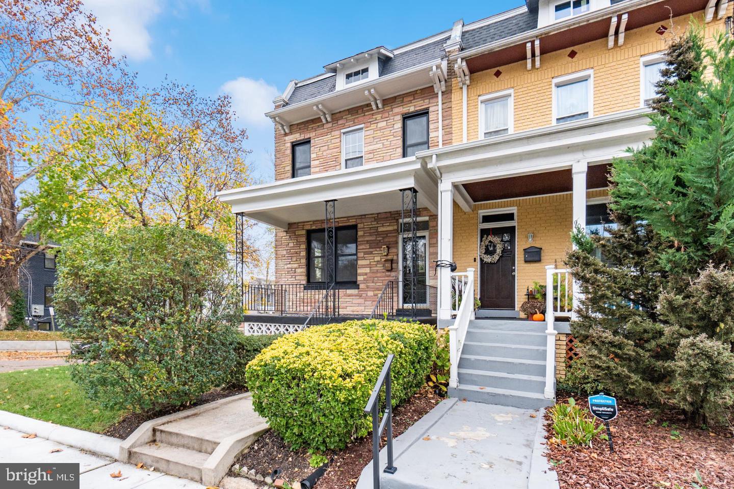 900 MADISON ST NW #B Property Photo 1