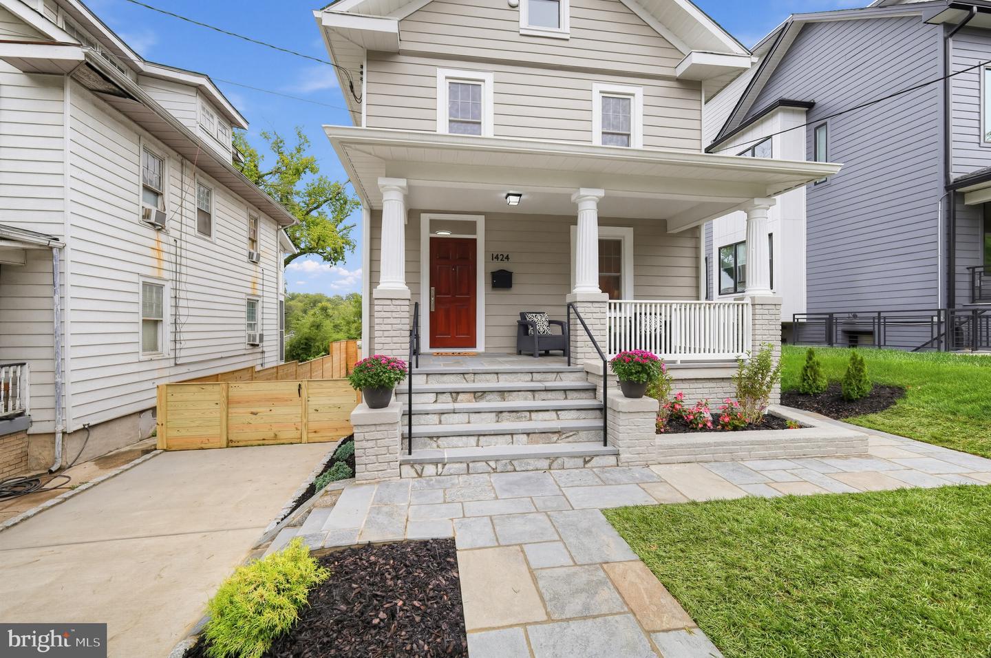 1424 Irving St Ne Property Photo 2