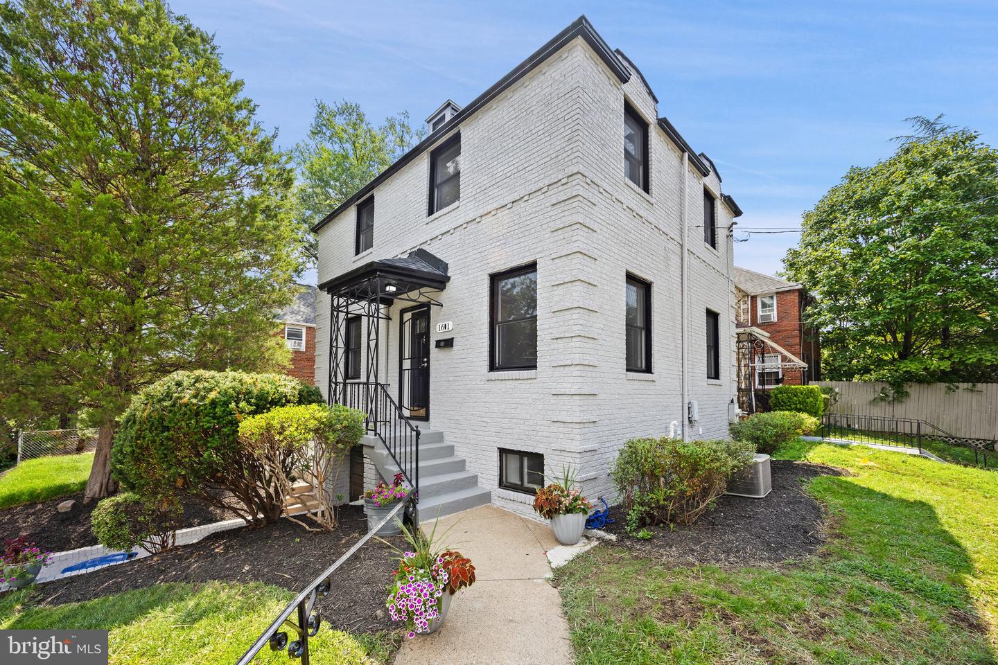 1601 HAMLIN ST NE Property Photo 1