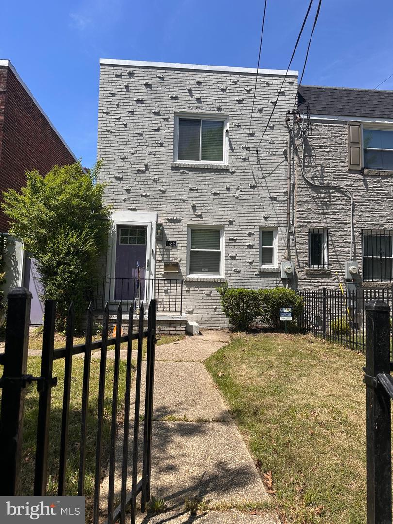 128 35TH ST NE Property Photo 1