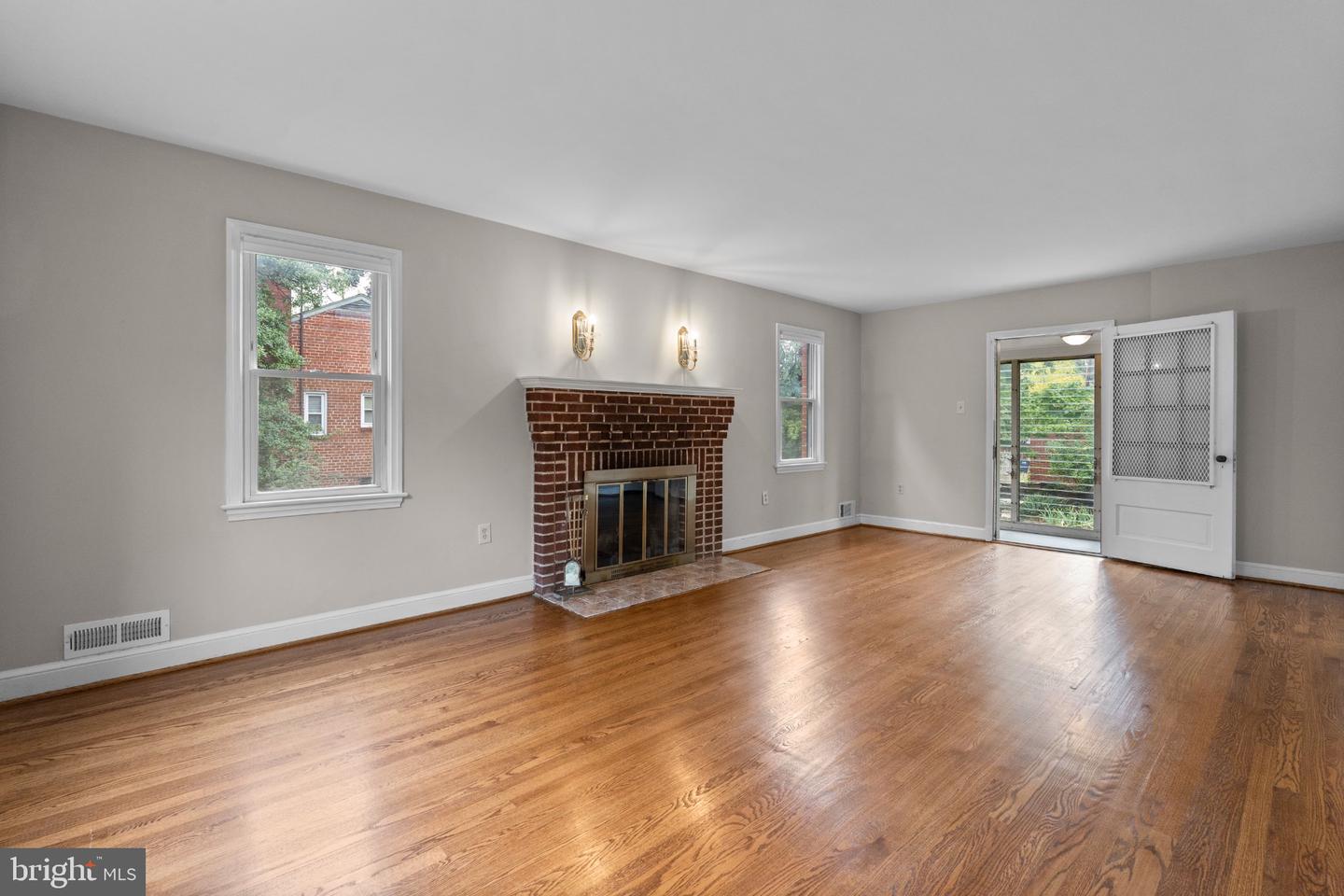 4416 Nash St Ne Property Photo 2