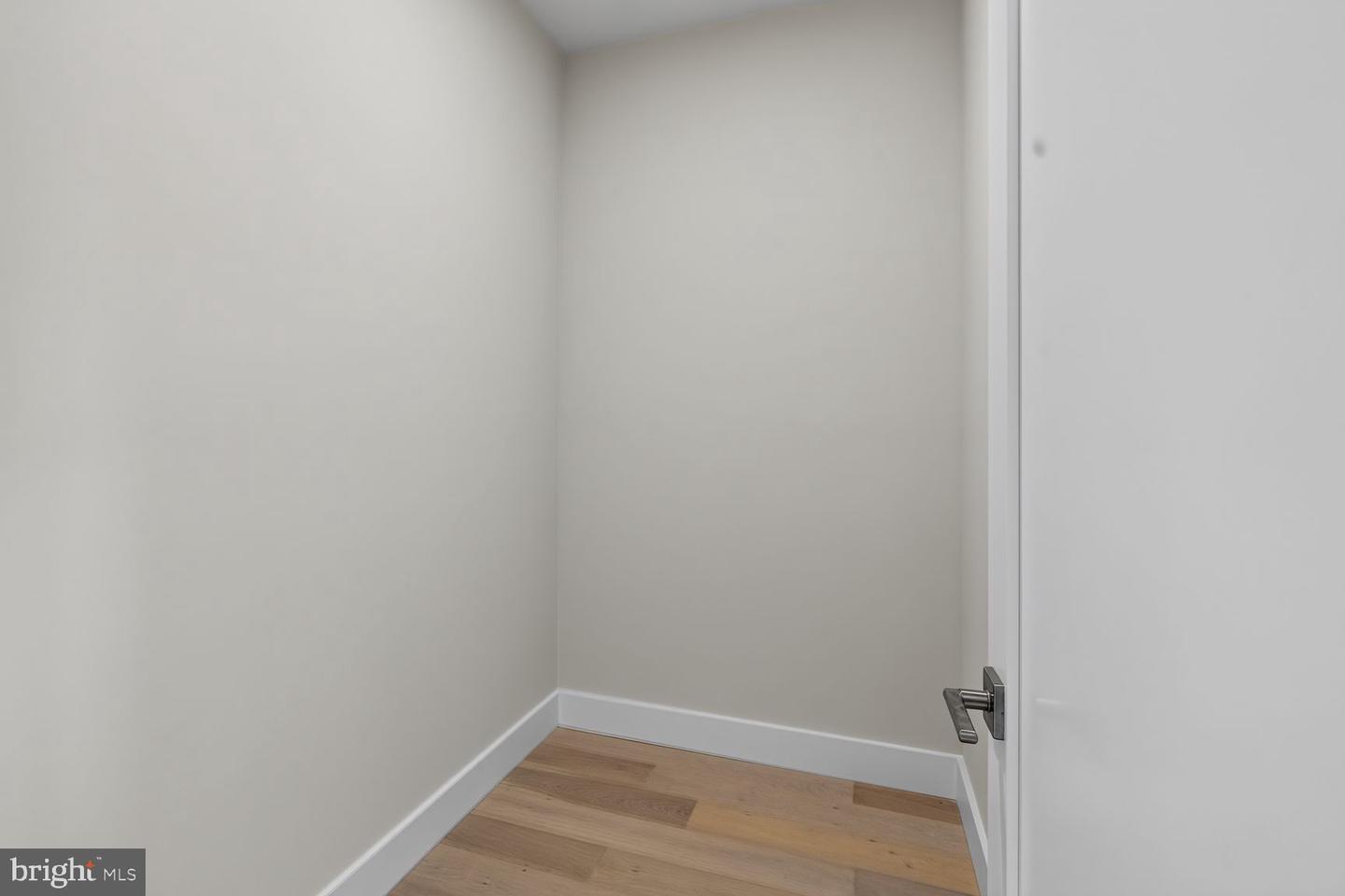 720 Irving St Ne #8 Property Photo 27