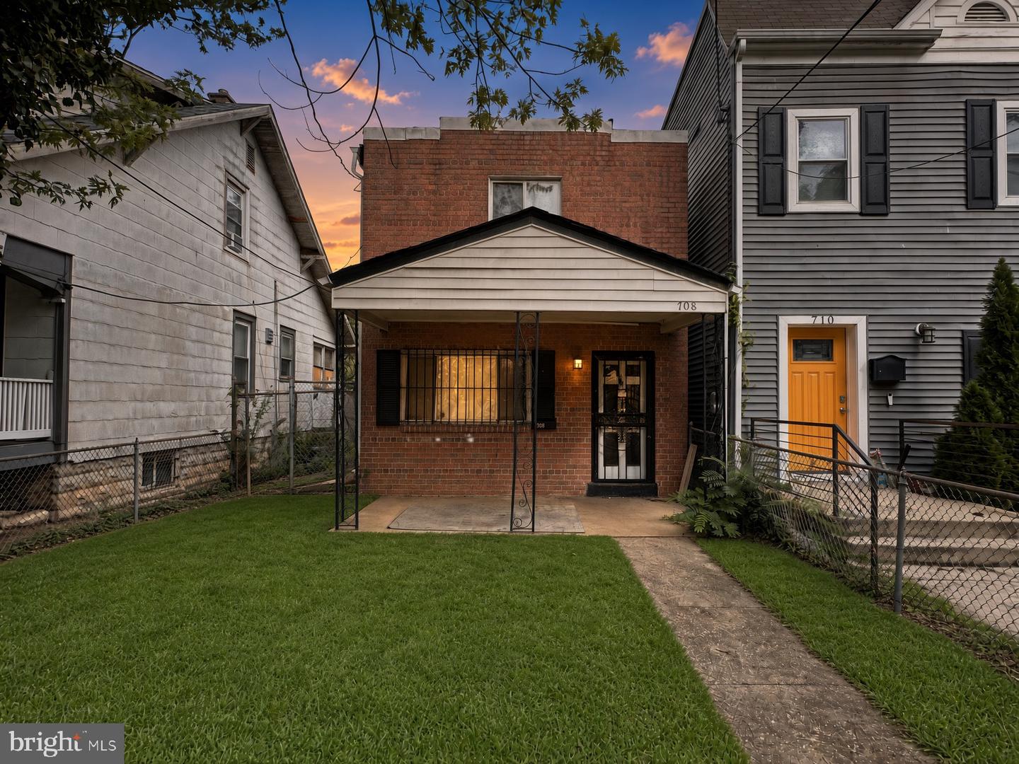 708 ALABAMA AVE SE Property Photo 1