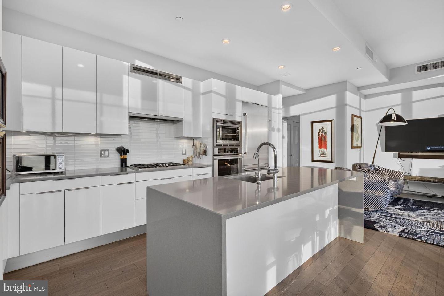 45 Sutton Sq Sw #ph01 Property Photo 32
