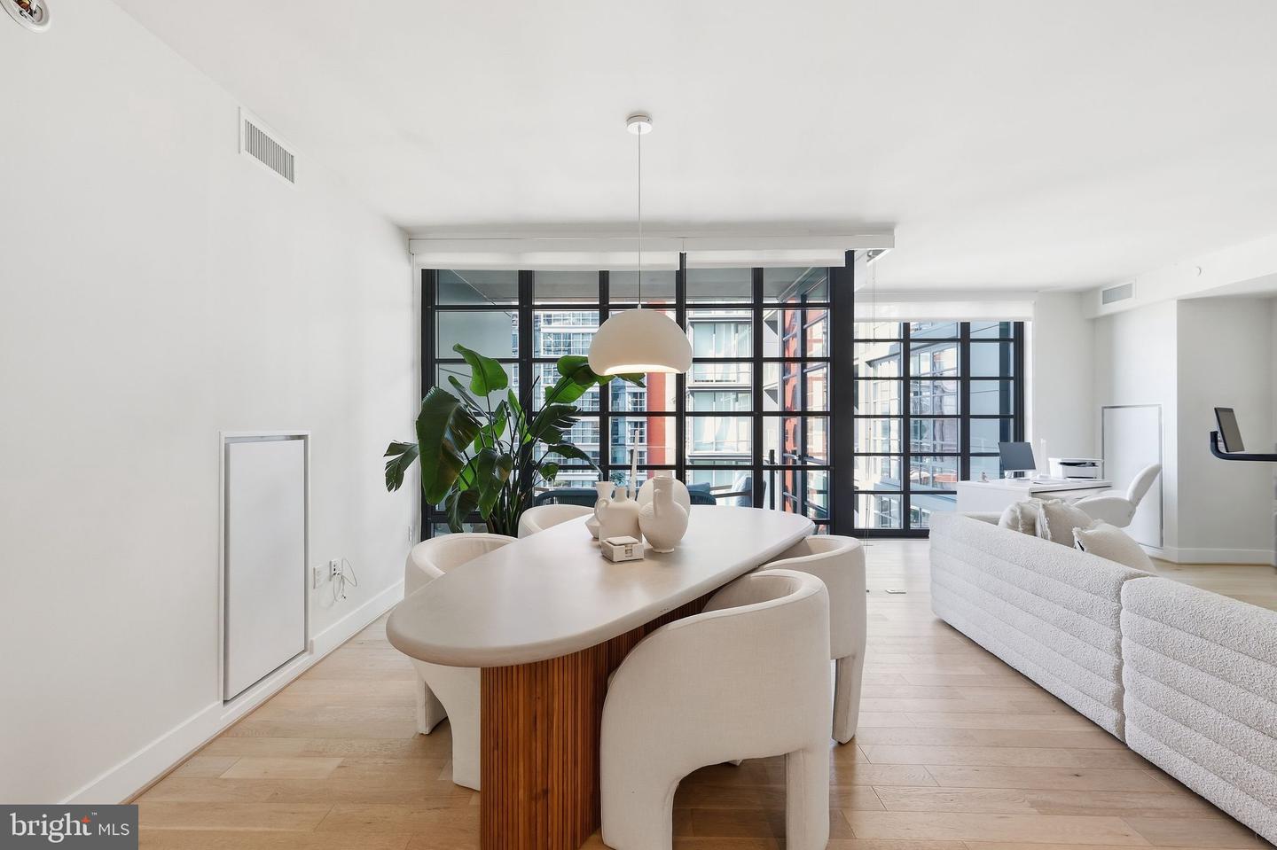 45 Sutton Sq Sw #706 Property Photo 10