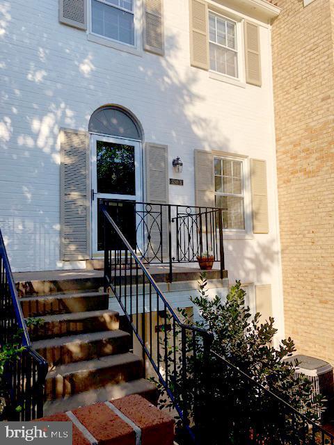 3249 B Sutton Pl Nw #b Property Photo 1