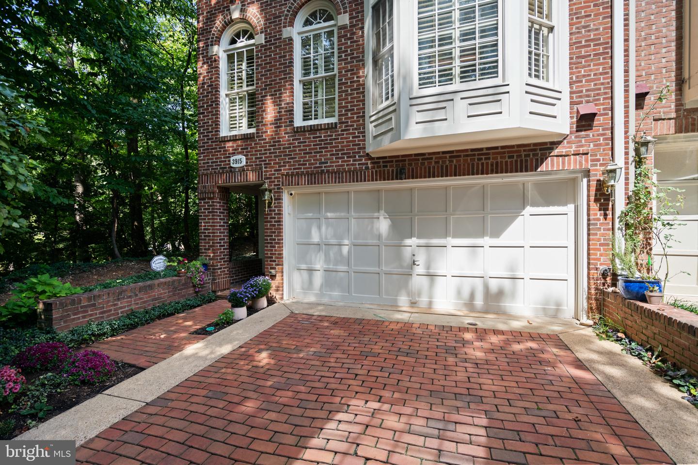 3915 Hillandale Ct Nw Property Photo 2