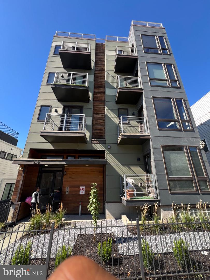 1112 MONTELLO AVE NE #CS-A Property Photo 1