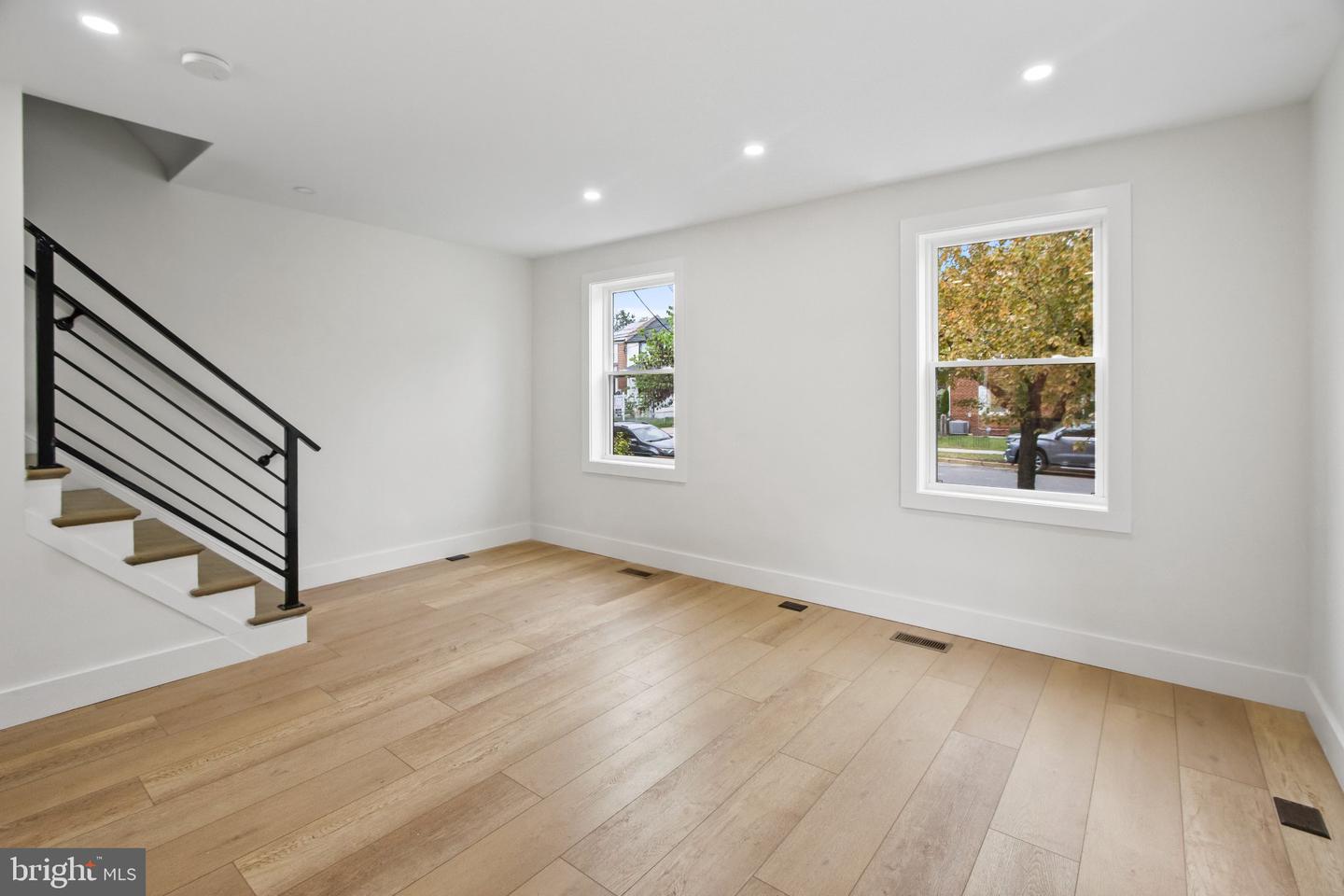 5025 8th St Ne Property Photo 6